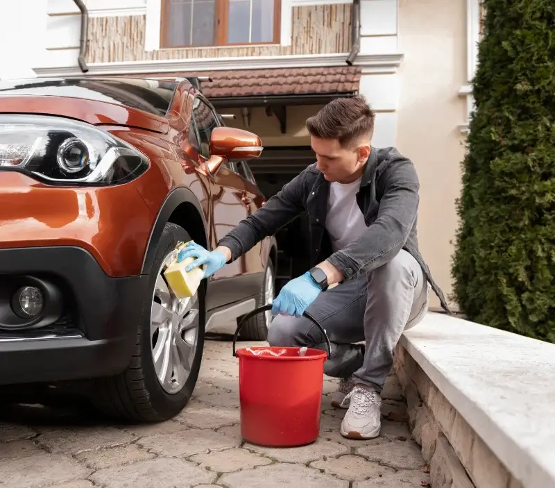 Lavage auto à domicile Lucinges : professionnel intervenant sur un véhicule
